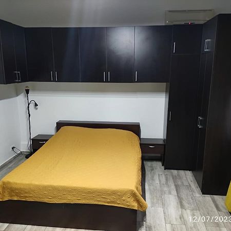 Christie'S 2 Central Apartment Bucarest Esterno foto