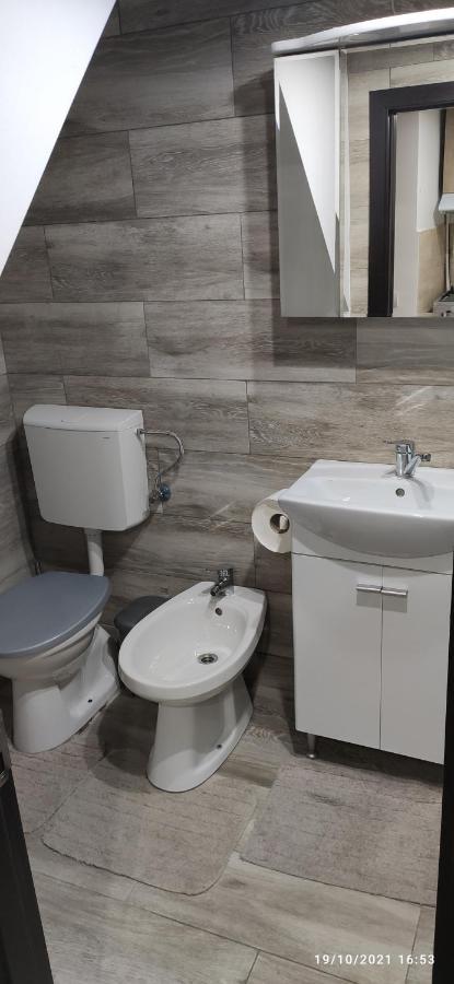 Christie'S 2 Central Apartment Bucarest Esterno foto