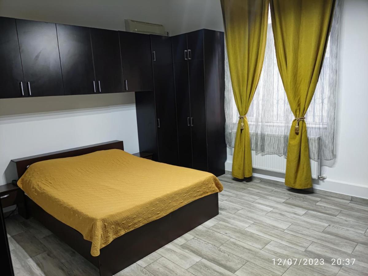 Christie'S 2 Central Apartment Bucarest Esterno foto