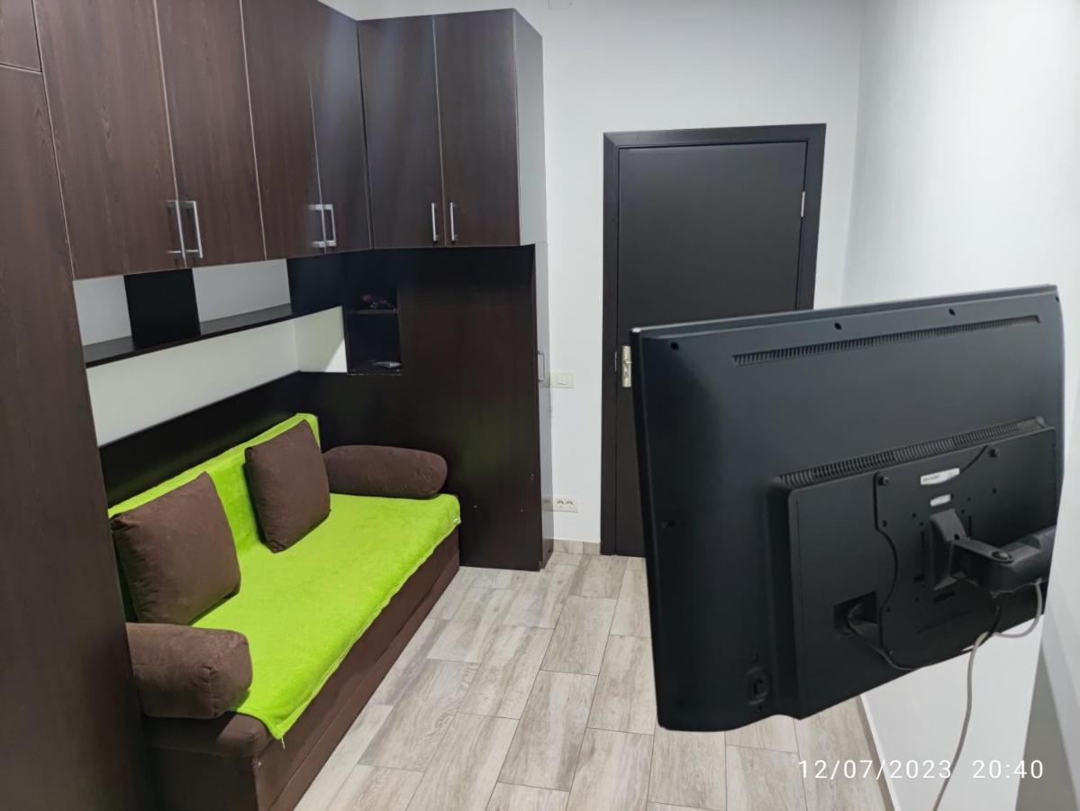 Christie'S 2 Central Apartment Bucarest Esterno foto