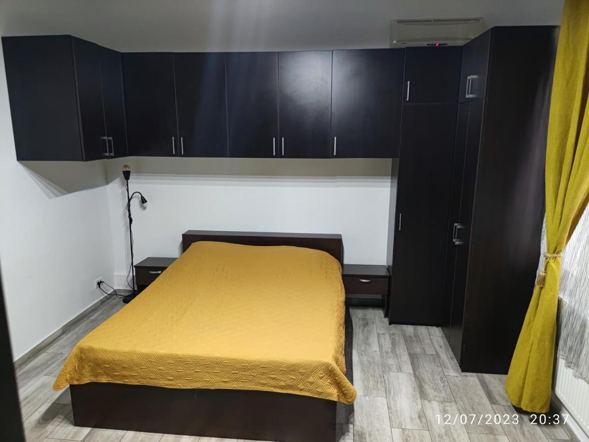 Christie'S 2 Central Apartment Bucarest Esterno foto