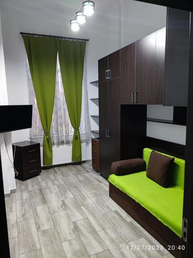 Christie'S 2 Central Apartment Bucarest Esterno foto