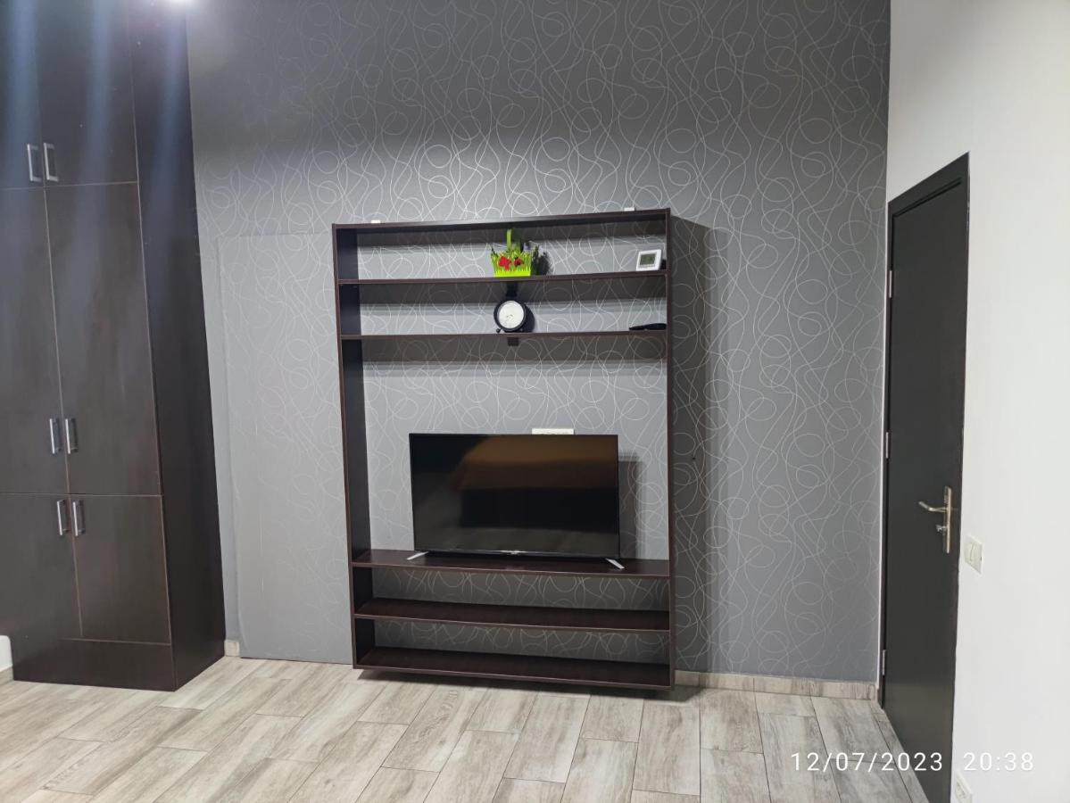 Christie'S 2 Central Apartment Bucarest Esterno foto